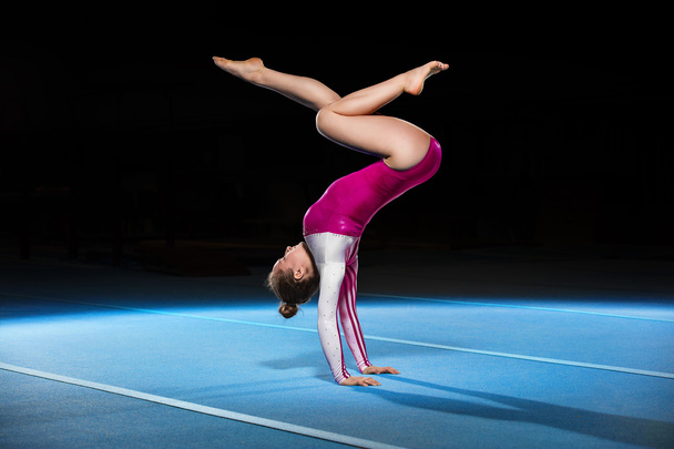 portrét mladých gymnastek soutěžících na stadionu - Fotografie, Obrázek