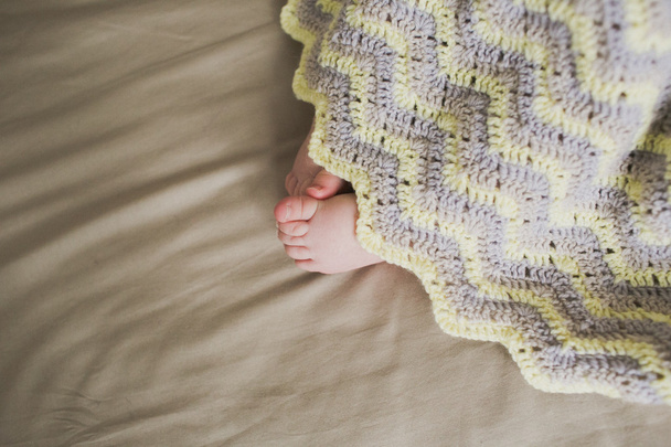 adorable newborn baby feet - Foto, afbeelding