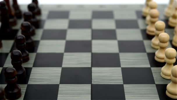 boční pohled bílý pěšec šachové posun vpřed - Záběry, video