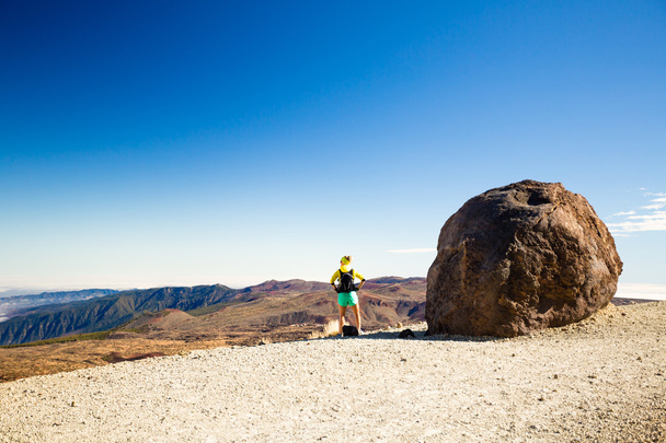 Senderismo de mujeres escalando montañas en España
 - Foto, Imagen