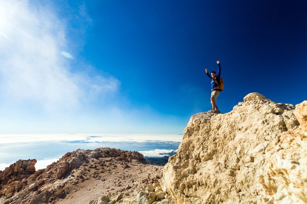 Dağlar görünümünde bakarak adam ya da iz runner hiking - Fotoğraf, Görsel