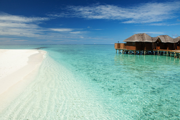 Praia tropical. Fundo da onda oceânica. Branco mar sand.crystal e céu azul com nuvens brancas. Oceano natureza da água, praia relaxar. Férias no verão. Ilhas Maldivas onda fundo
 - Foto, Imagem