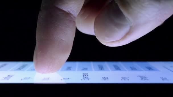 Mano masculina usando un teléfono inteligente en la oscuridad
 - Metraje, vídeo