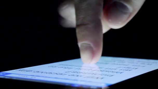 Primer plano usando un teléfono inteligente en la oscuridad
 - Metraje, vídeo