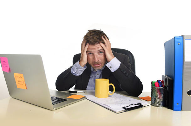  esausto uomo d'affari che soffre di stress alla scrivania del computer ufficio sopraffatto stanco
 - Foto, immagini