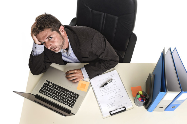  オフィスのコンピュータデスクでストレスに苦しむ疲れたビジネスマンは疲れた - 写真・画像