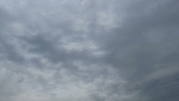 Облака движутся в голубом небе - Кадры, видео