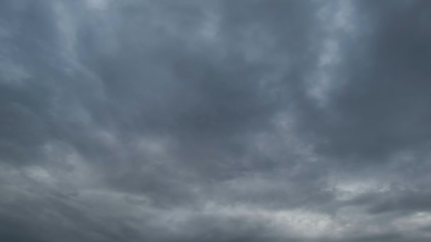 Wolken ziehen in den blauen Himmel - Filmmaterial, Video