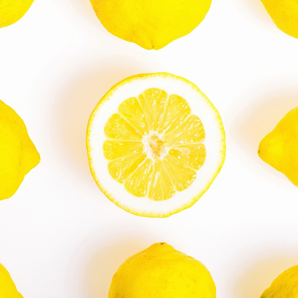 Composición con nueve limones, uno de ellos cortado por la mitad, foto Flat Lay Style y corte cuadrado
 - Foto, Imagen