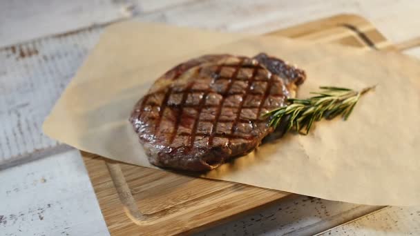 maso Jídlo: pečené hovězí filet mignon podávané na talíř - Záběry, video
