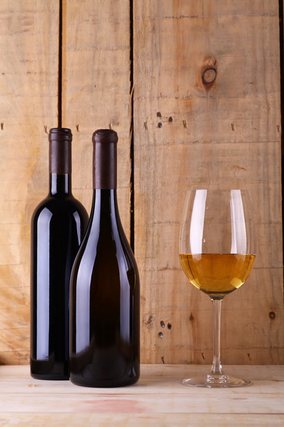 vinho em madeira
 - Foto, Imagem