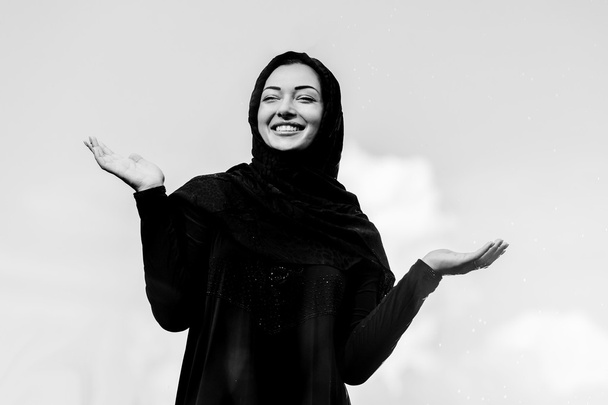 Kaunis Lähi-idän nainen vait sadetta
 - Valokuva, kuva