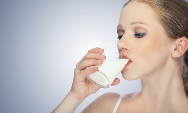 Menina saudável bonita beber leite
 - Foto, Imagem