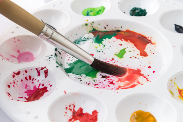Closeup boya fırçası ve palet suluboya, sanatçı kavramı ile - Fotoğraf, Görsel