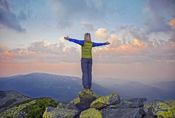 Mujer joven en una piedra con las manos levantadas en la parte superior del monte Gran Sivulja
 - Foto, Imagen