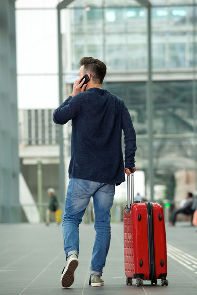 Homme parlant sur téléphone portable à l'aéroport
 - Photo, image