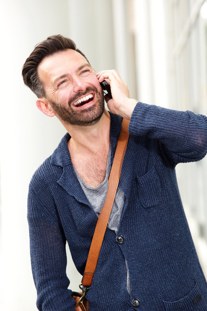 Middelste leeftijd man genieten van een gesprek op mobiele telefoon - Foto, afbeelding