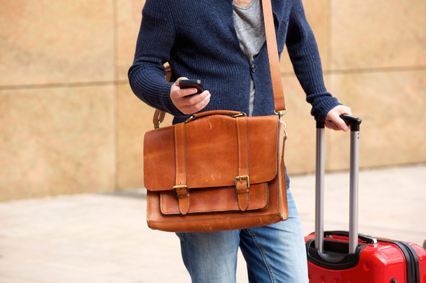 Viajante masculino de pé com sacos
 - Foto, Imagem
