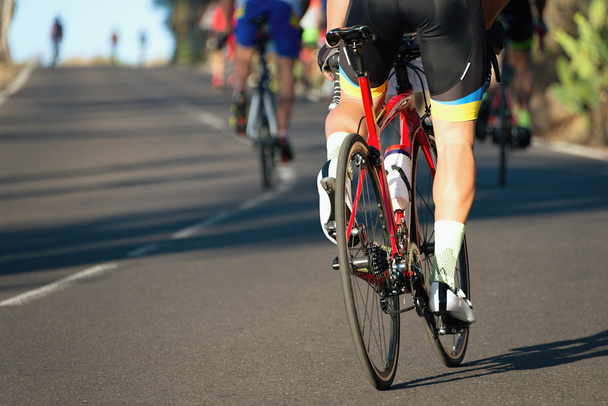 Ποδήλατο κούρσας ανταγωνισμού σε υψηλή ταχύτητα - Φωτογραφία, εικόνα