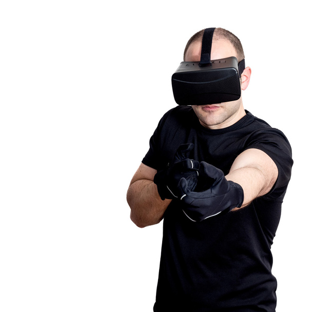 Άνθρωπος με σετ κεφαλής εικονικής πραγματικότητας παίζοντας βιντεοπαιχνίδια - Φωτογραφία, εικόνα