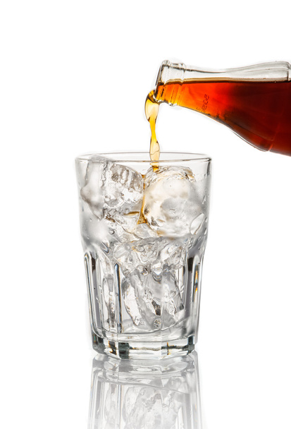 Cola in einem Glas auf weißem Hintergrund - Foto, Bild