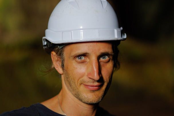 портрет рабочего в белом шлеме на голове, природный фон
 - Фото, изображение