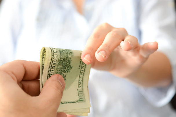 Des mains humaines échangeant de l'argent
 - Photo, image