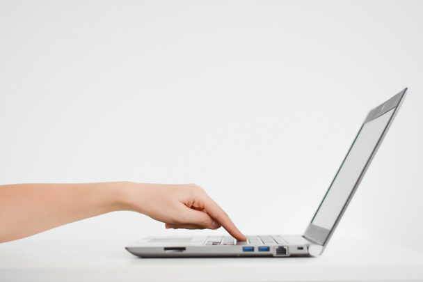 vrouwelijke duwen knop toetsenbord - Foto, afbeelding