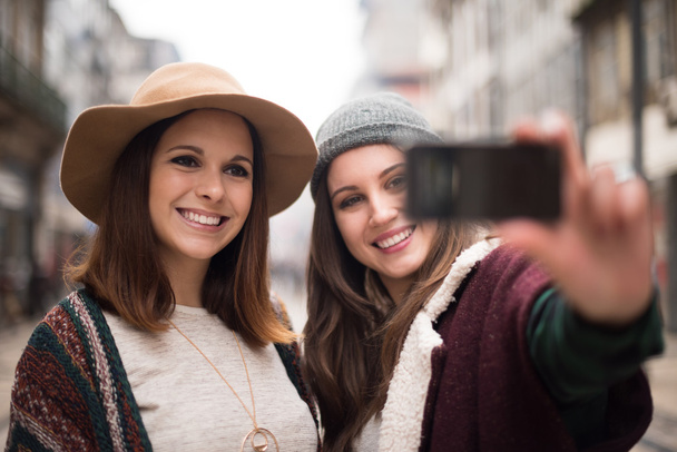 mulheres que tomam selfies
 - Foto, Imagem