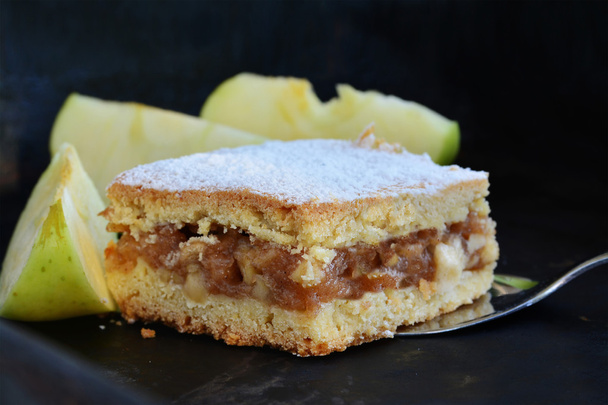 Barra quadrada de torta de maçã com canela e açúcar no servidor de tortas
. - Foto, Imagem