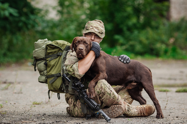 Military Man Hugs Dog - Foto, Bild