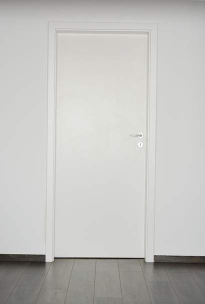 porta branca definida na parede branca
  - Foto, Imagem
