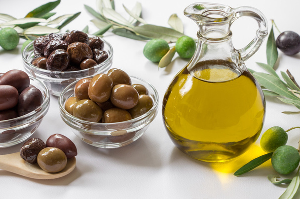 Premium virgin olive oli and variety of olives. - Zdjęcie, obraz