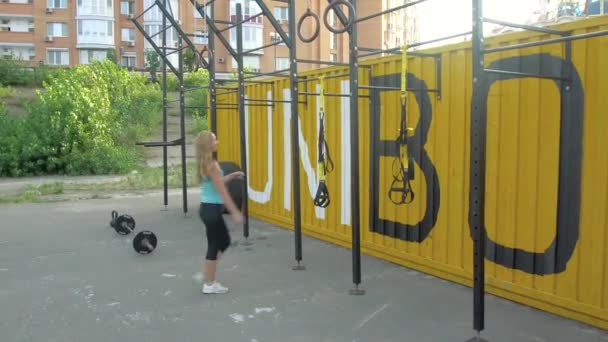 Athletic Girl Doing Push-Ups on Horizontal Bar - Záběry, video