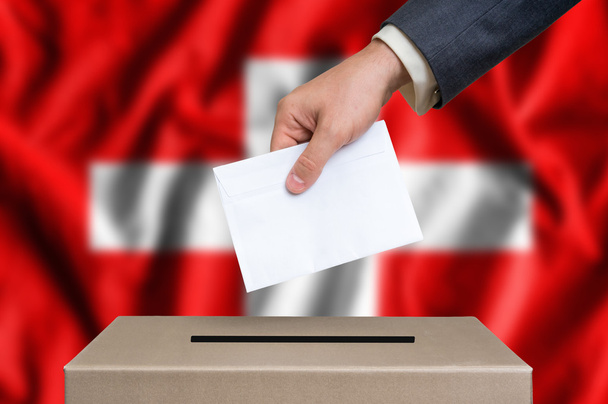 Выборы в Швейцарии - голосование у избирательного ящика
 - Фото, изображение