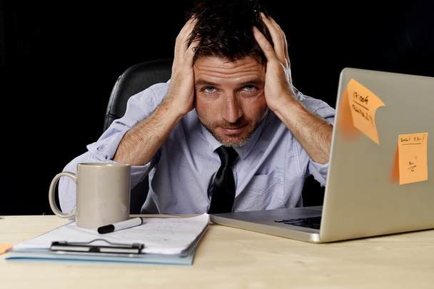 houkutteleva väsynyt liikemies paita ja solmio väsynyt hukkua raskas työmäärä loppuun toimistossa
 - Valokuva, kuva