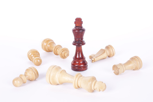 σκάκι βασιλιά περιβάλλεται από ηττηθεί κομμάτια - Φωτογραφία, εικόνα