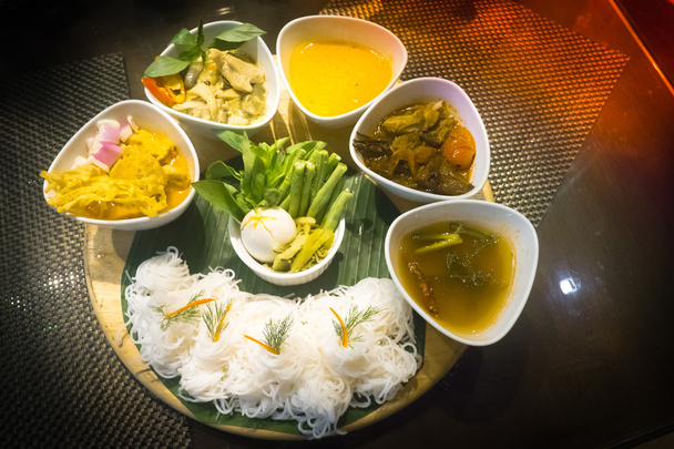 Vermicelli mit fünf Sorten Curry, thailändische Küche - Foto, Bild