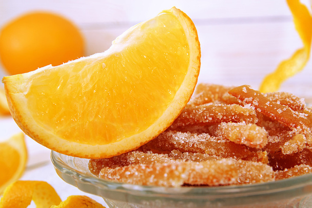Kotitekoinen sokeroitu appelsiininkuoria lasi kulhoon
 - Valokuva, kuva