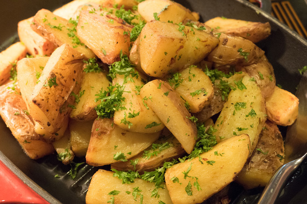 Kräuterkartoffeln in einer Pfanne anbraten - Foto, Bild