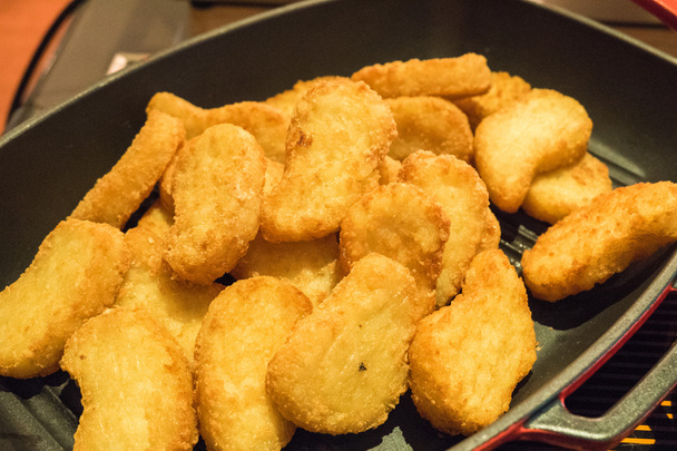 Chicken Nuggets in der Pfanne serviert - Foto, Bild