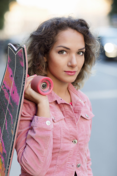 Porträt einer Frau mit Skateboard.  - Foto, Bild