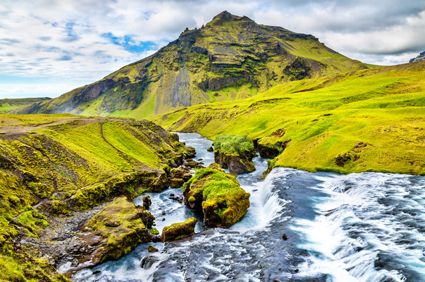 Uma das inúmeras cachoeiras no rio Skoga - Islândia
 - Foto, Imagem