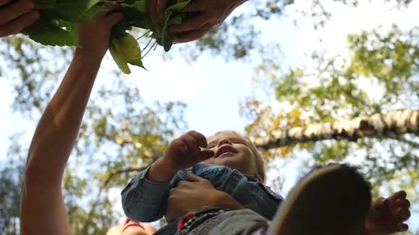 İnsanlar yaprakları atmak - Video, Çekim