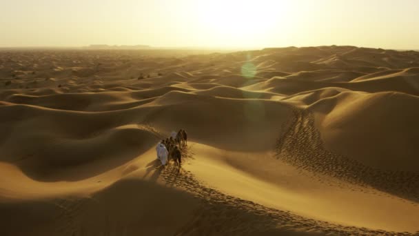propietarios de camellos en convoy desierto
 - Imágenes, Vídeo