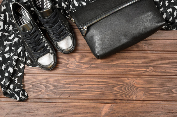 Lederen bovenste metalen trendy womens schoenen, sjaal en zwarte leat - Foto, afbeelding