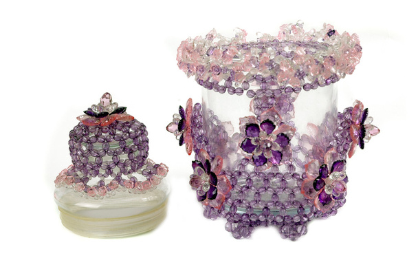 Cristal perlé artisanal comme décoration sur le pot
 - Photo, image