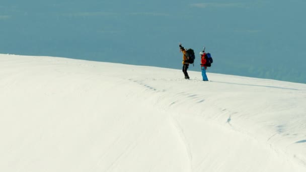 Bergsteiger auf schneebedeckten Bergen - Filmmaterial, Video