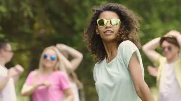 schöne junge gemischte Rasse Frau bewegt sich zur Musik auf Party, Glück - Filmmaterial, Video