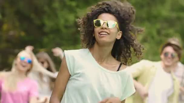 Biracial γυναίκα σε γυαλιά ηλίου υπαίθρια ντίσκο, καλοκαιρινές διακοπές και χαλάρωση - Πλάνα, βίντεο